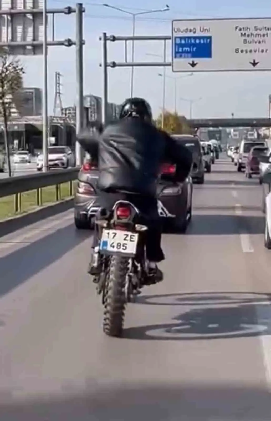 Bursa’da seyir halindeki bir sürücü motosikletini ata biner gibi sürdü.