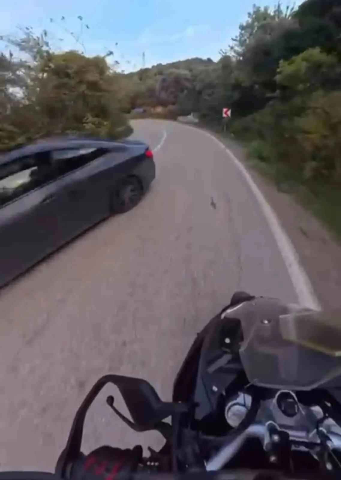 Bursa Gemlik yolu üzerinde seyir halinde olan bir motosikletli, kontrolden