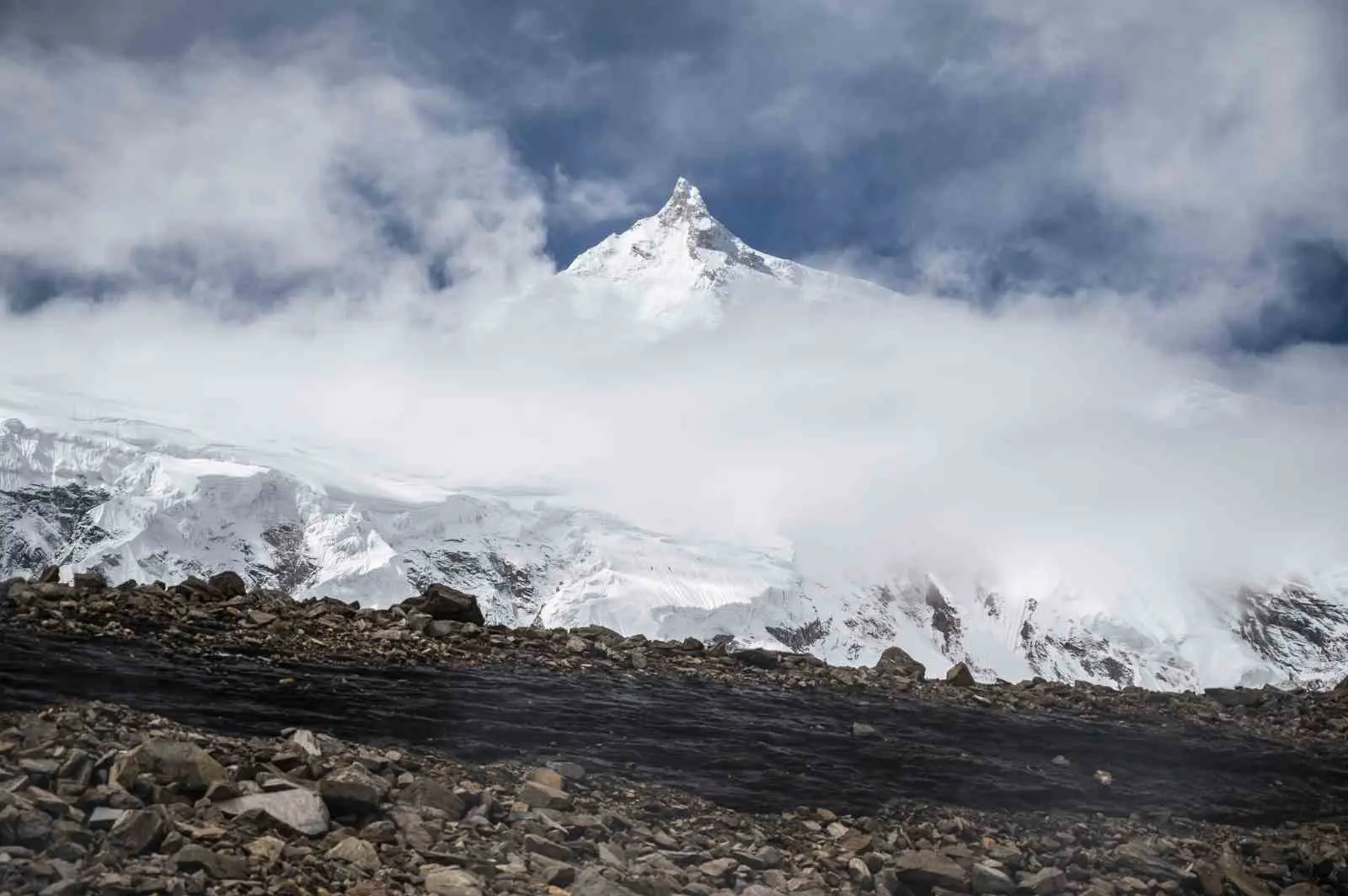Nepal’de bulunan Yalung Ri Dağı’nda meydana gelen çığda beşi yabancı