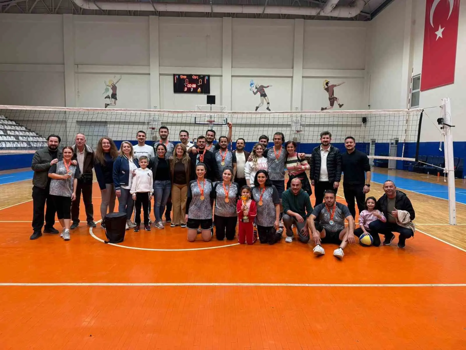 Nilüfer Belediyesi çalışanları arasında düzenlenen voleybol turnuvası sona erdi. Beş