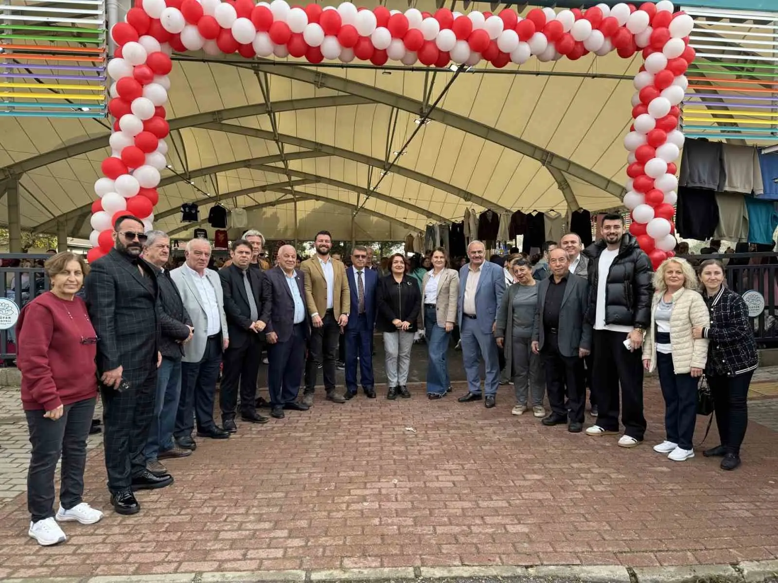 Nilüfer Belediyesi’nin, vatandaşlara ekonomik alışveriş olanağı sunmak amacıyla başlattığı giyim