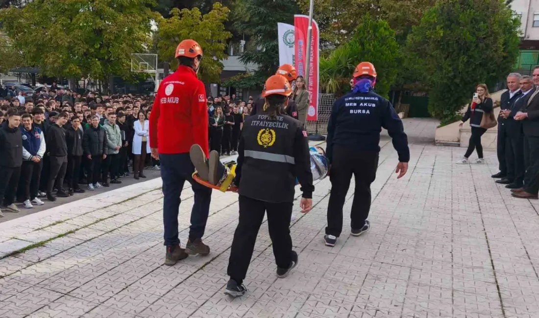 Tophane Mesleki ve Teknik Anadolu Lisesi (MTAL) öğrencileri, deprem tatbikatını