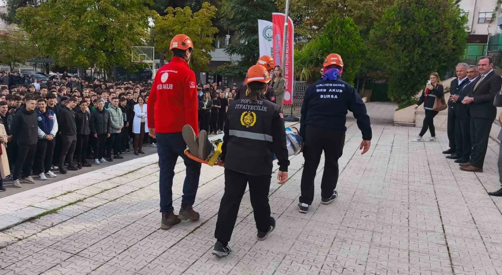Tophane Mesleki ve Teknik Anadolu Lisesi (MTAL) öğrencileri, deprem tatbikatını