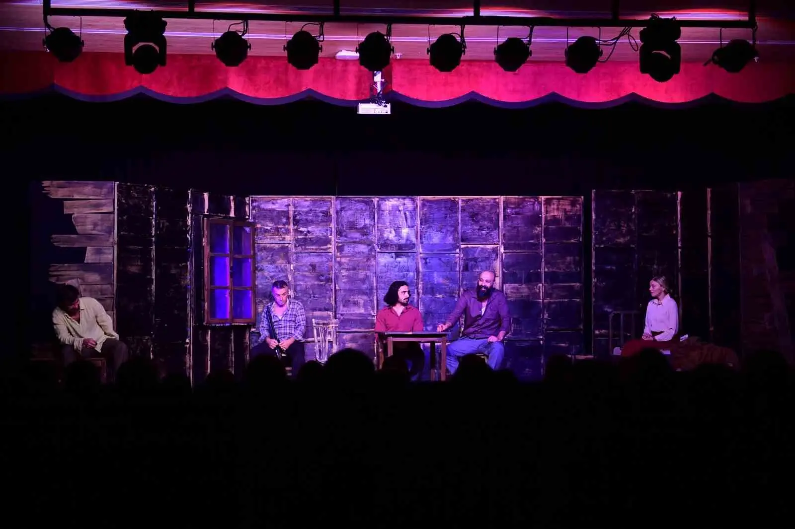 Kültürel yaşamı güçlendiren çalışmalarını sürdüren Osmangazi Belediyesi, Turgut Özakman’ın ‘Duvarların