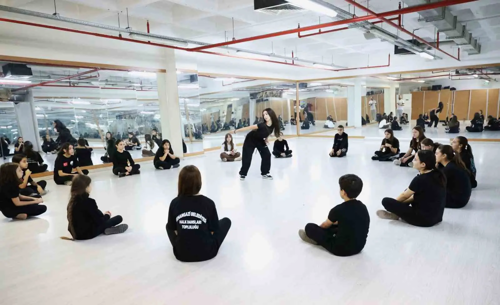 Osmangazi’de yaşayan her yaştan bireye ücretsiz eğitim kapıları açan Osmangazi