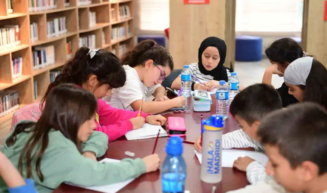 Osmangazi Belediyesi’nin düzenlediği Küçük Yazarlar Atölyesi’nde çocuklar, oyunlar eşliğinde öğrenerek,