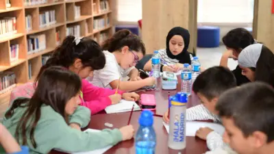 Osmangazi Belediyesi’nin düzenlediği Küçük Yazarlar Atölyesi’nde çocuklar, oyunlar eşliğinde öğrenerek,