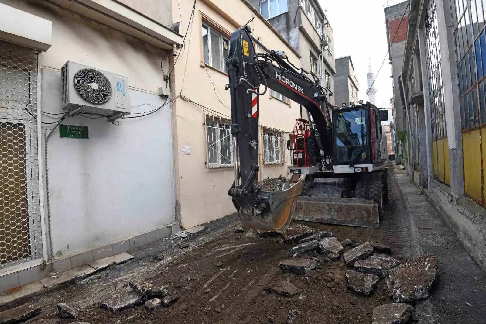 Osmangazi Belediyesi, ilçe genelinde sürdürdüğü kapsamlı asfalt yenileme çalışmalarıyla hem
