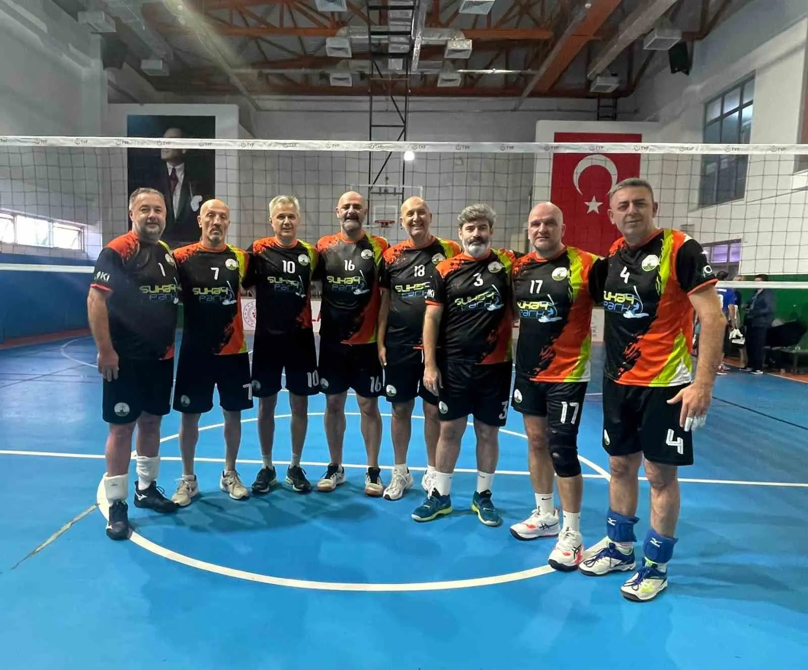Osmangazi Belediyespor Veteran Voleybol Takımı sporcuları, Muğla’da düzenlenen Veteranlar Turnuvası’nda