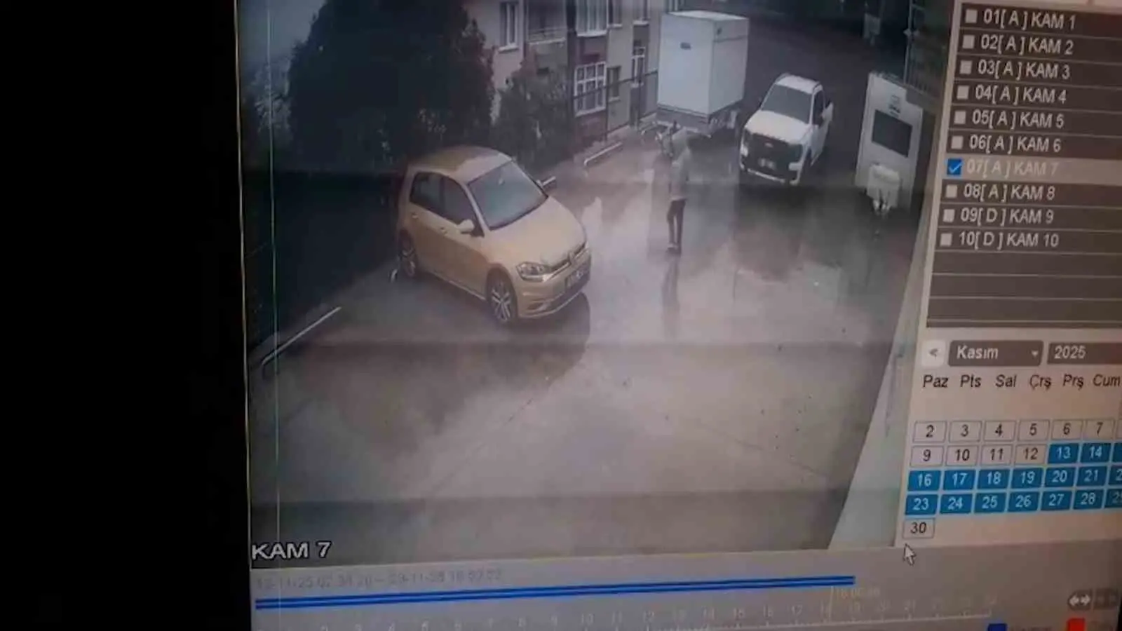 Bursa’da otoparktan çıkarken sürücüsünün kontrolünü kaybettiği otomobil, 10 metrelik yükseklikten