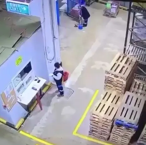 Bursa’da forklift tarafından üst üste dengesiz yerleştirilen paletler, devrildi. O