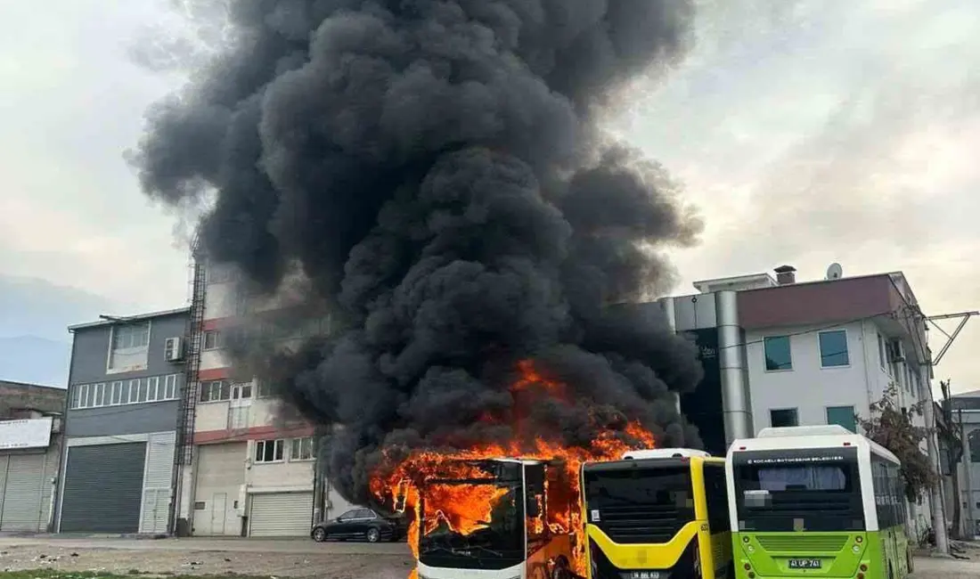 Bursa’da bakım için bırakılan otobüsler, alev topuna döndü. İtfaiye ekipleri
