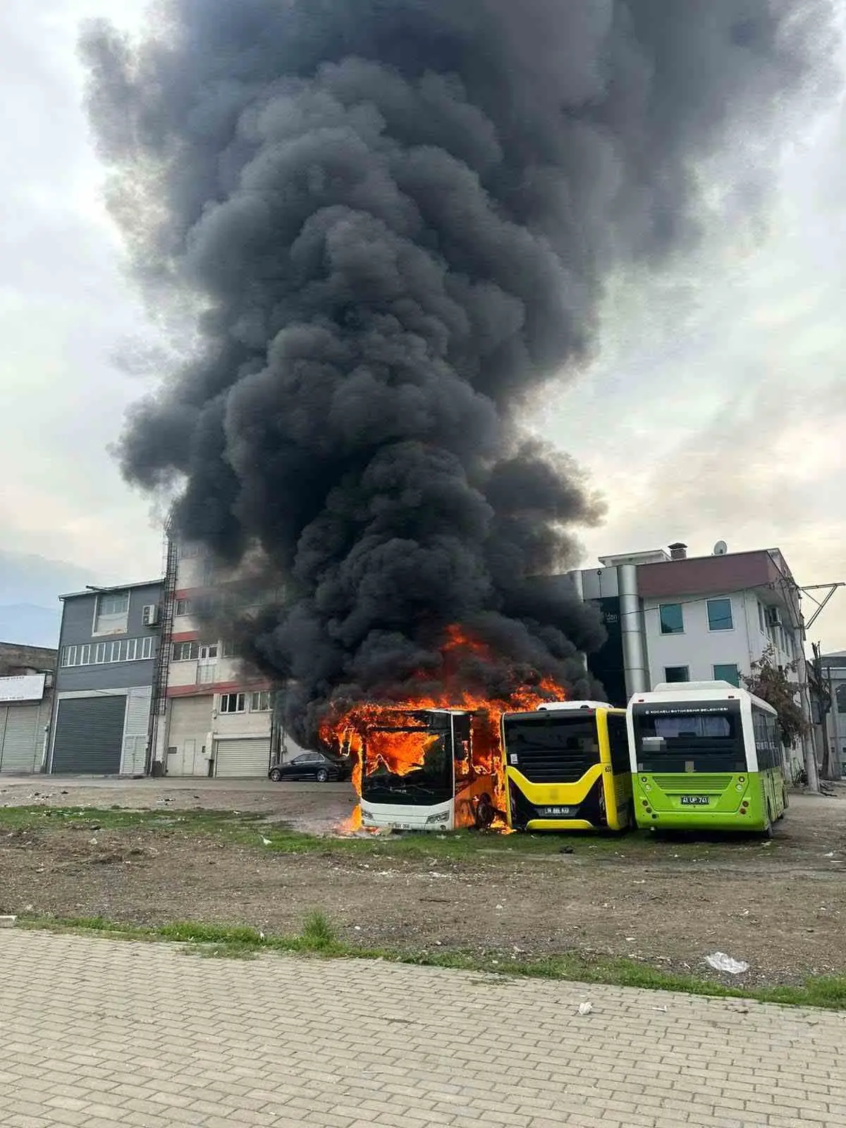 Bursa’da bakım için bırakılan otobüsler, alev topuna döndü. İtfaiye ekipleri