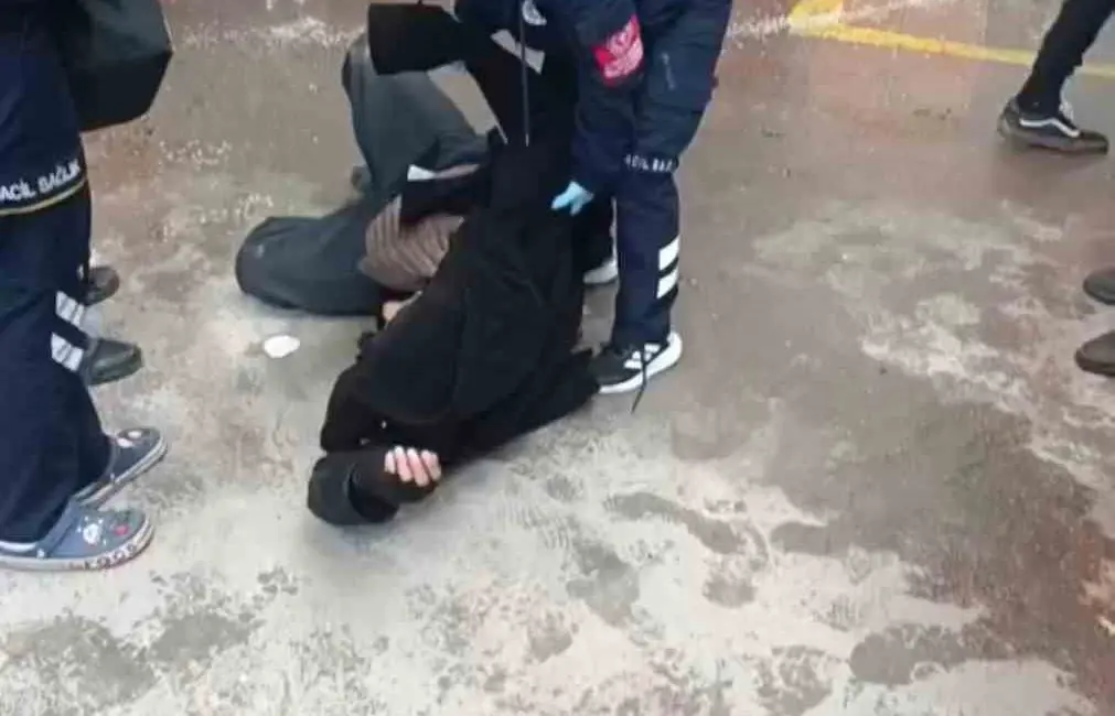 Bursa’nın Yıldırım ilçesindeki kapalı pazar alanında, trafodan yükselen dumanlar korku