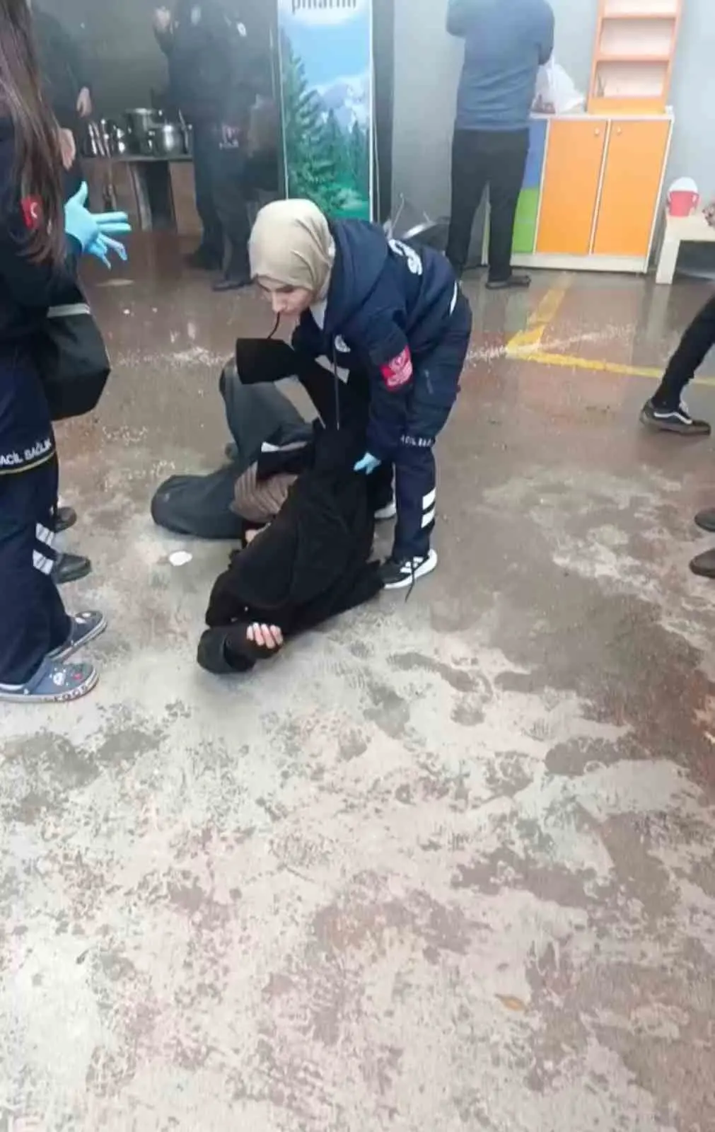 Bursa’nın Yıldırım ilçesindeki kapalı pazar alanında, trafodan yükselen dumanlar korku