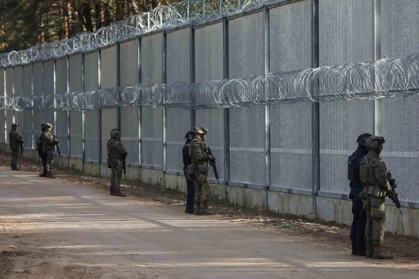 Düzensiz göçmen geçişini önlemek için Belarus sınırına 186 kilometre metal