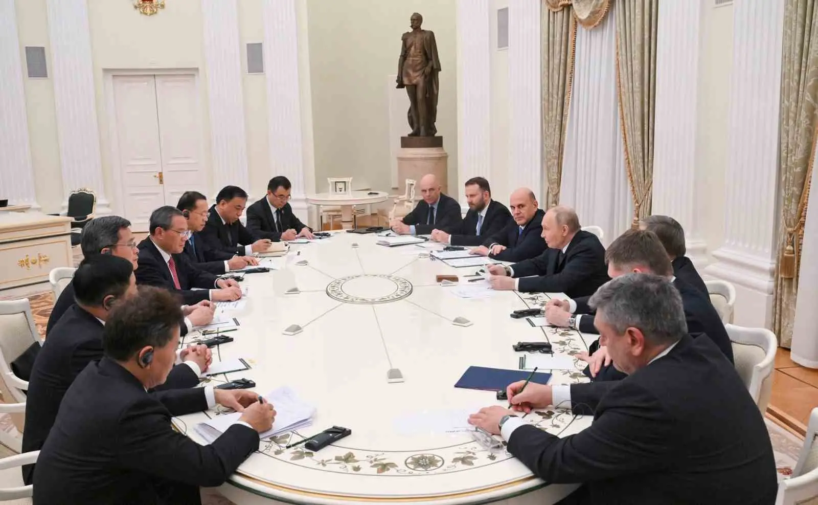 Rusya Devlet Başkanı Vladimir Putin, Çin Başbakanı Li Qiang ile