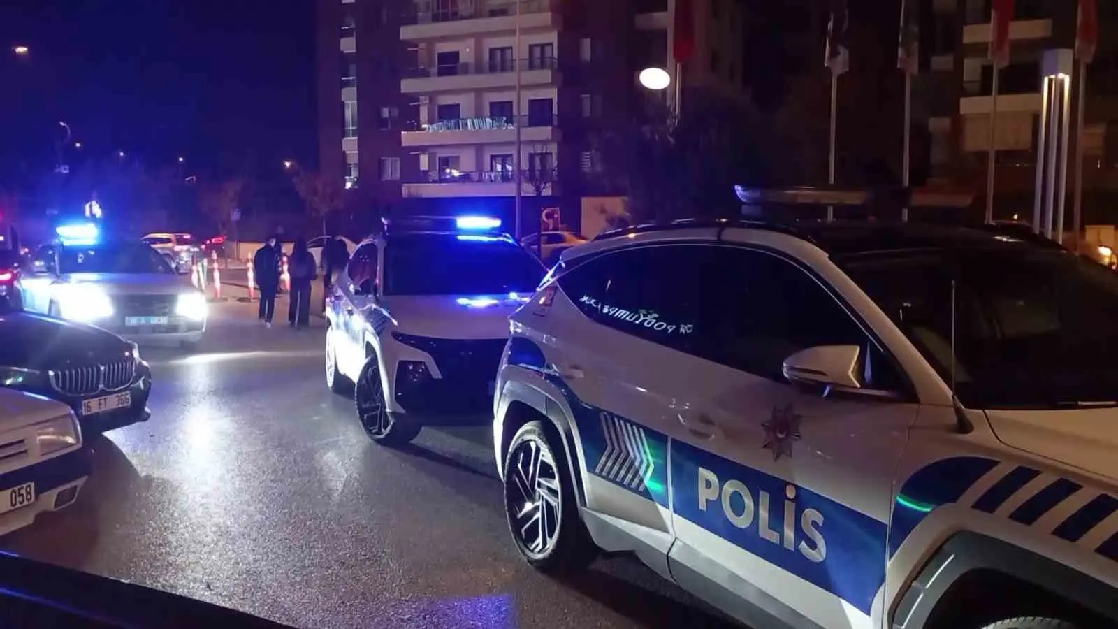 Bursa’nın Nilüfer ilçesinde gece saatlerinde bir alışveriş merkezinde gergin anlar