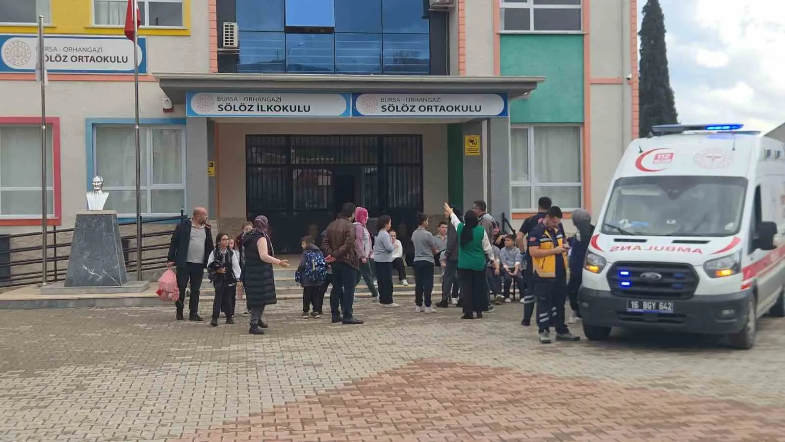 Bursa’nın Orhangazi ilçesinde bulunan bir ortaokulda dağıtılan öğle yemeğinin ardından
