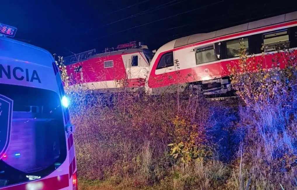 Slovakya’da başkent Bratislava yakınlarında iki yolcu treninin çarpışması sonucu meydana