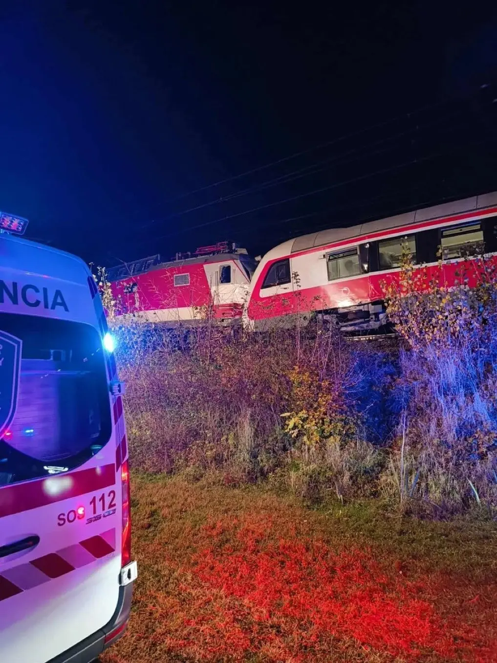 Slovakya’da başkent Bratislava yakınlarında iki yolcu treninin çarpışması sonucu meydana