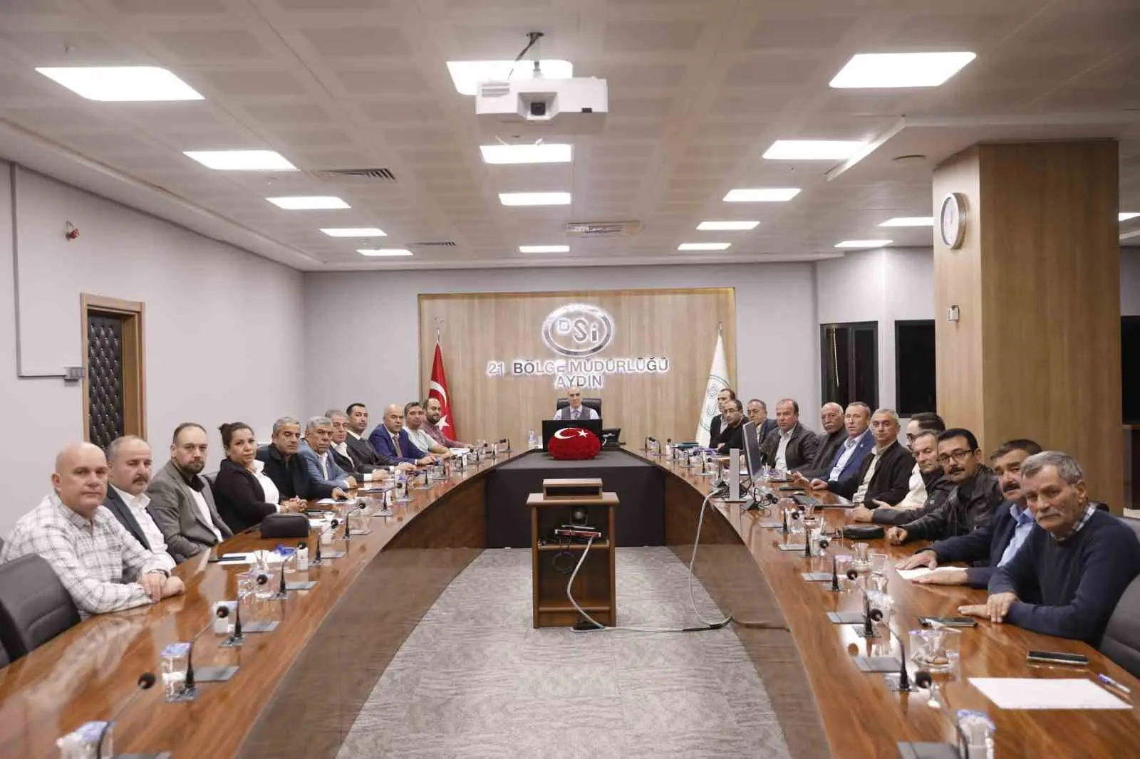 Söke’de mahalle muhtarlarından gelen talepler doğrultusunda düzenlenen toplantıda dere temizliği,