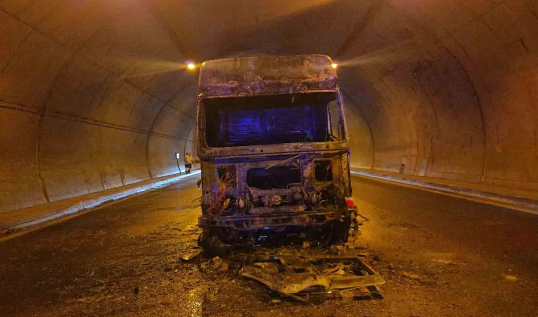 İstanbul-İzmir otoyolunda, Orhangazi Tüneli içinde su tankeri alev aldı. Sürücü