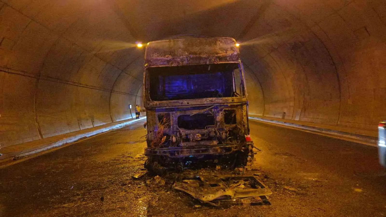 İstanbul-İzmir otoyolunda, Orhangazi Tüneli içinde su tankeri alev aldı. Sürücü