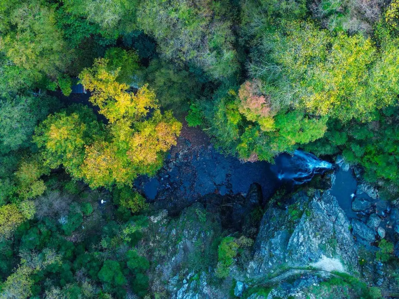 Gemlik’e bağlı Haydariye köyünde yer alan Sudüşen Şelalesi, kasım ayının