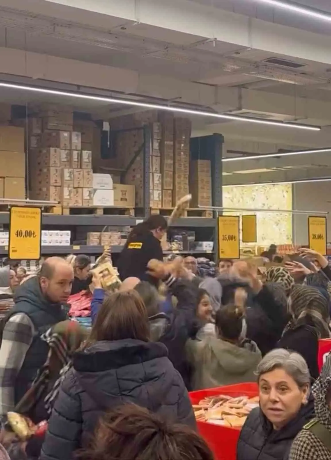 Bursa’nın Nilüfer ilçesinde bir süpermarkette yapılan indirim kampanyası, izdihama neden