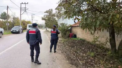 Bursa’nın İnegöl ilçesinde yol kenarına bırakılan iki valiz ve bir