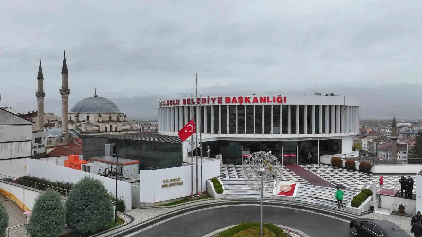 Bolu Belediye Başkanı Tanju Özcan, kargo uçağının düşmesi sonucu 20