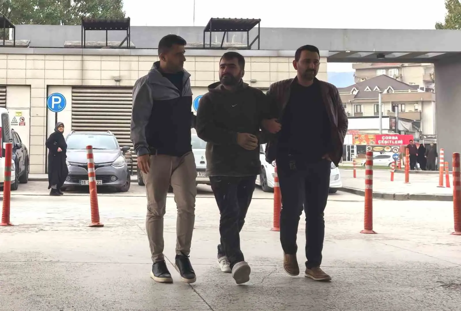 Bursa’nın İnegöl ilçesinde, açık cezaevinin tellerinden tırmanarak kaçan M.B., polis