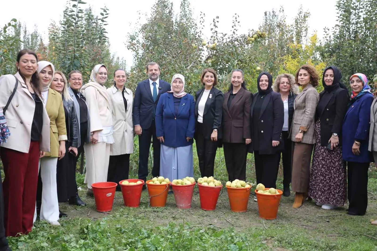 Topuklu ayakkabılı iş kadınlarıyla şalvarlı köylü kadınları aynı tarlada aynı