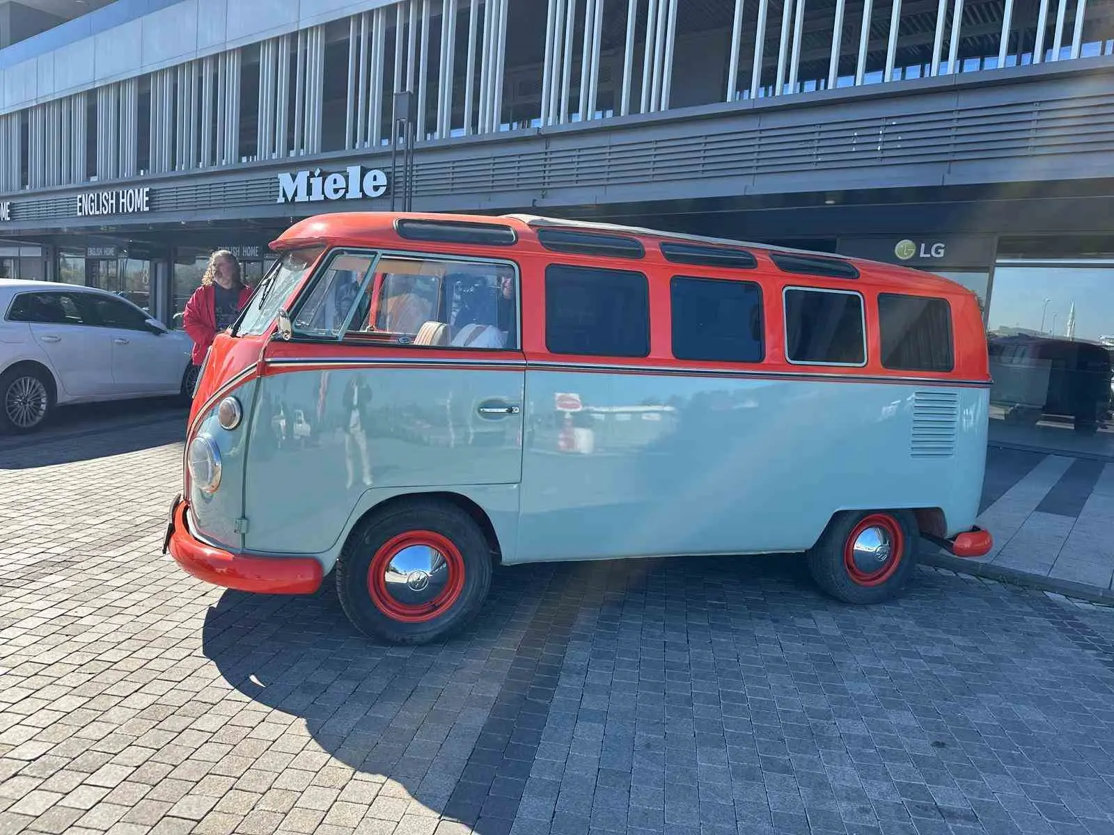 Türkiye’de tek olduğu belirtilen 1966 model 21 camlı Volkswagen Samba’yı 40