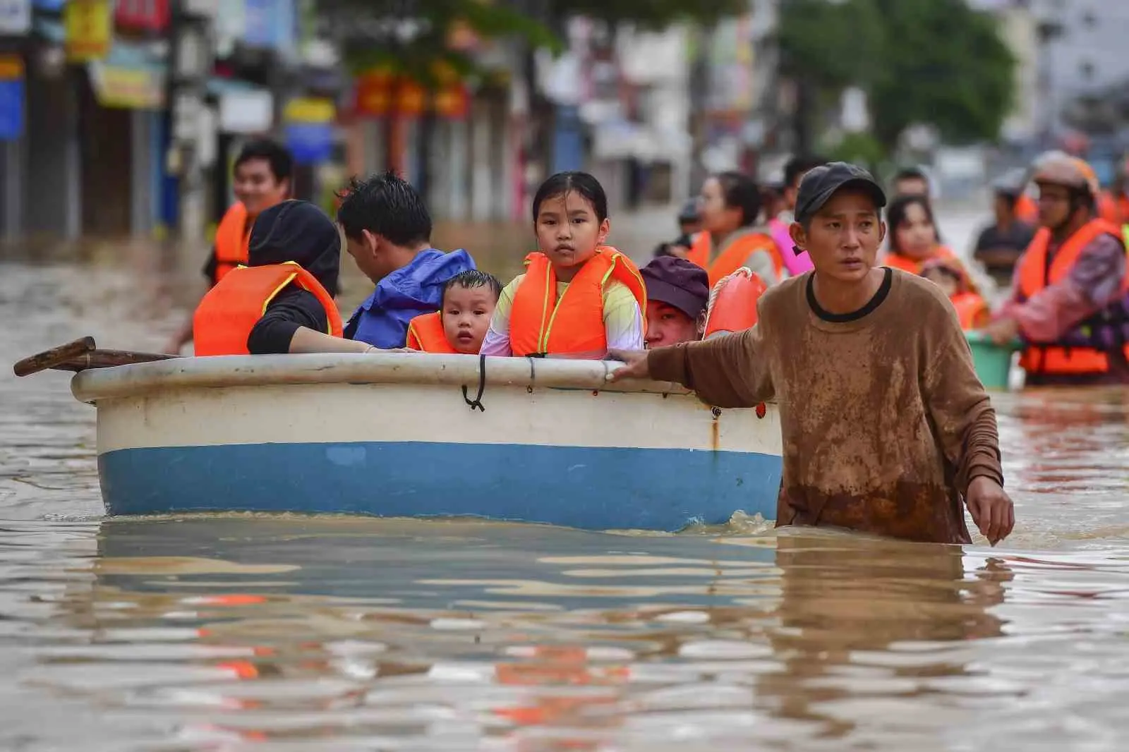 Vietnam’da geçtiğimiz hafta sonundan bu yana etkili olan şiddetli yağışların