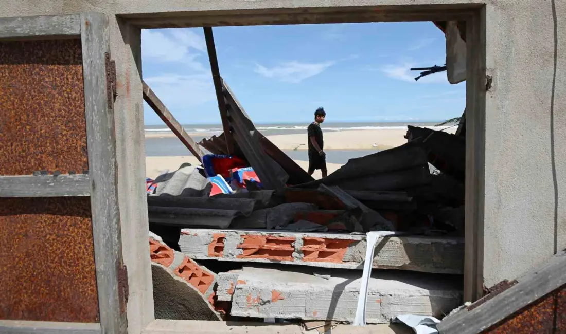 Vietnam’a ulaşan Kalmaegi Tayfunu’nun yol açtığı sel ve heyelanlarda 5