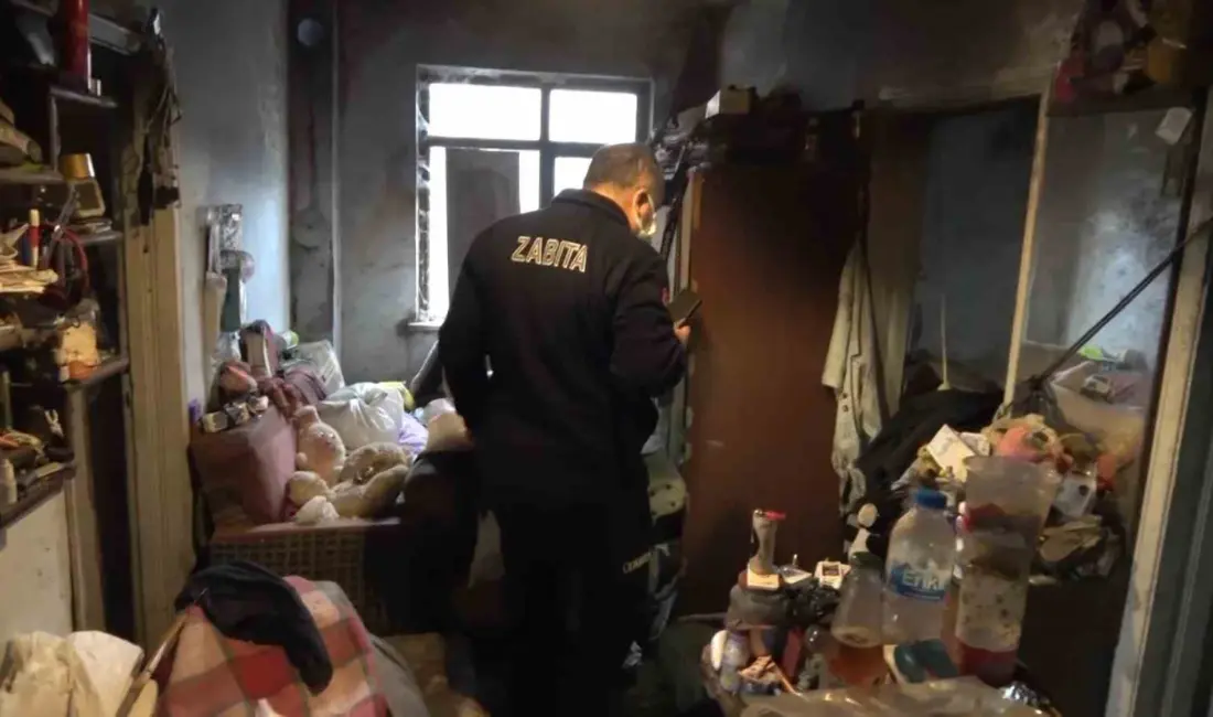 Bursa’da yalnız yaşayan yaşlı adamın evi çöplüğe döndü. Mahalle sakinlerinin