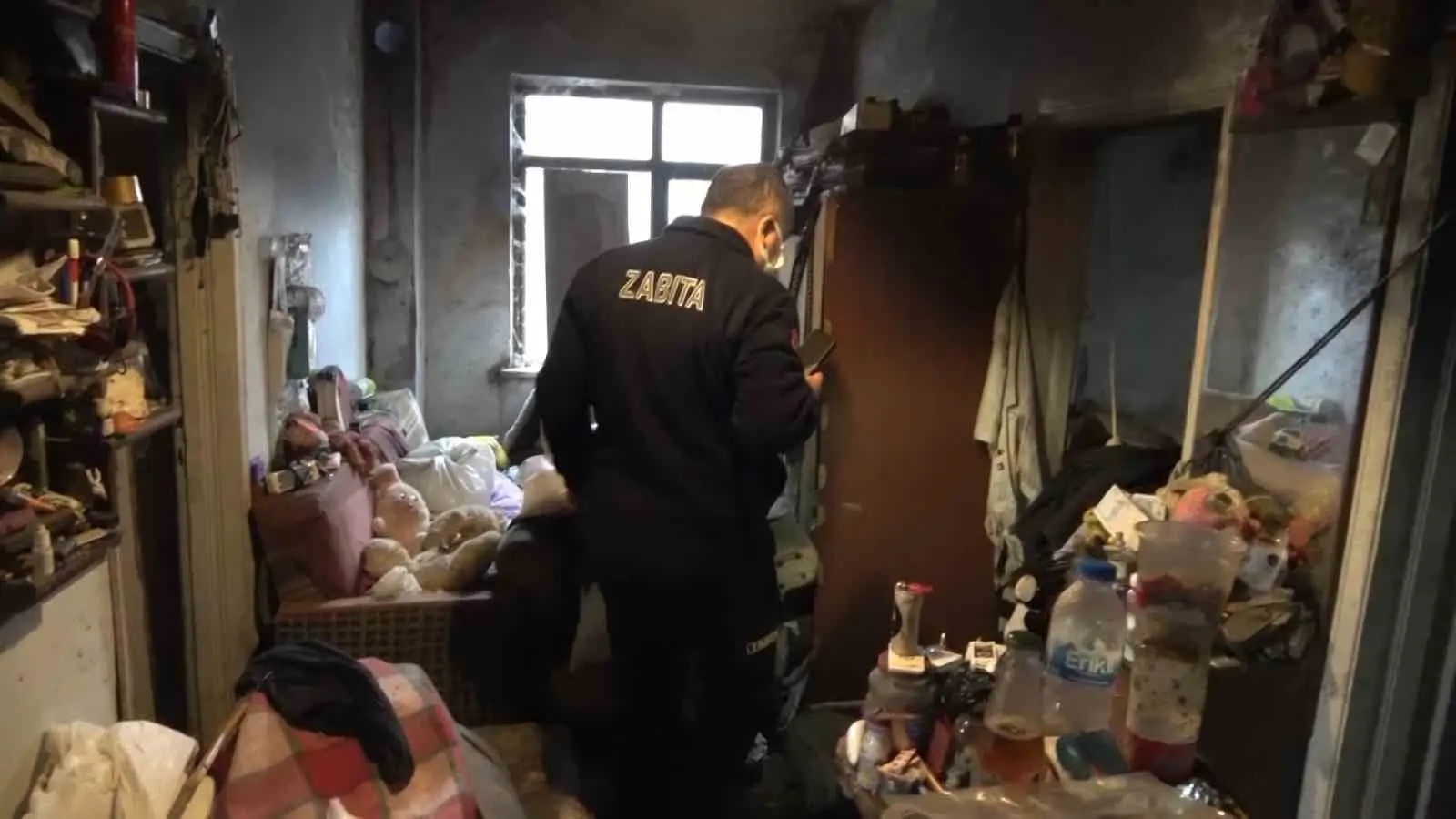 Bursa’da yalnız yaşayan yaşlı adamın evi çöplüğe döndü. Mahalle sakinlerinin