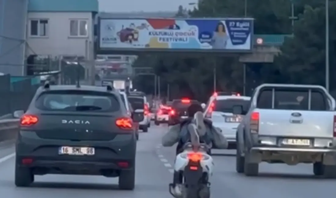 Bursa’da bir motosiklet sürücüsü, trafikte tehlikeli hareketler yaparak hem kendi