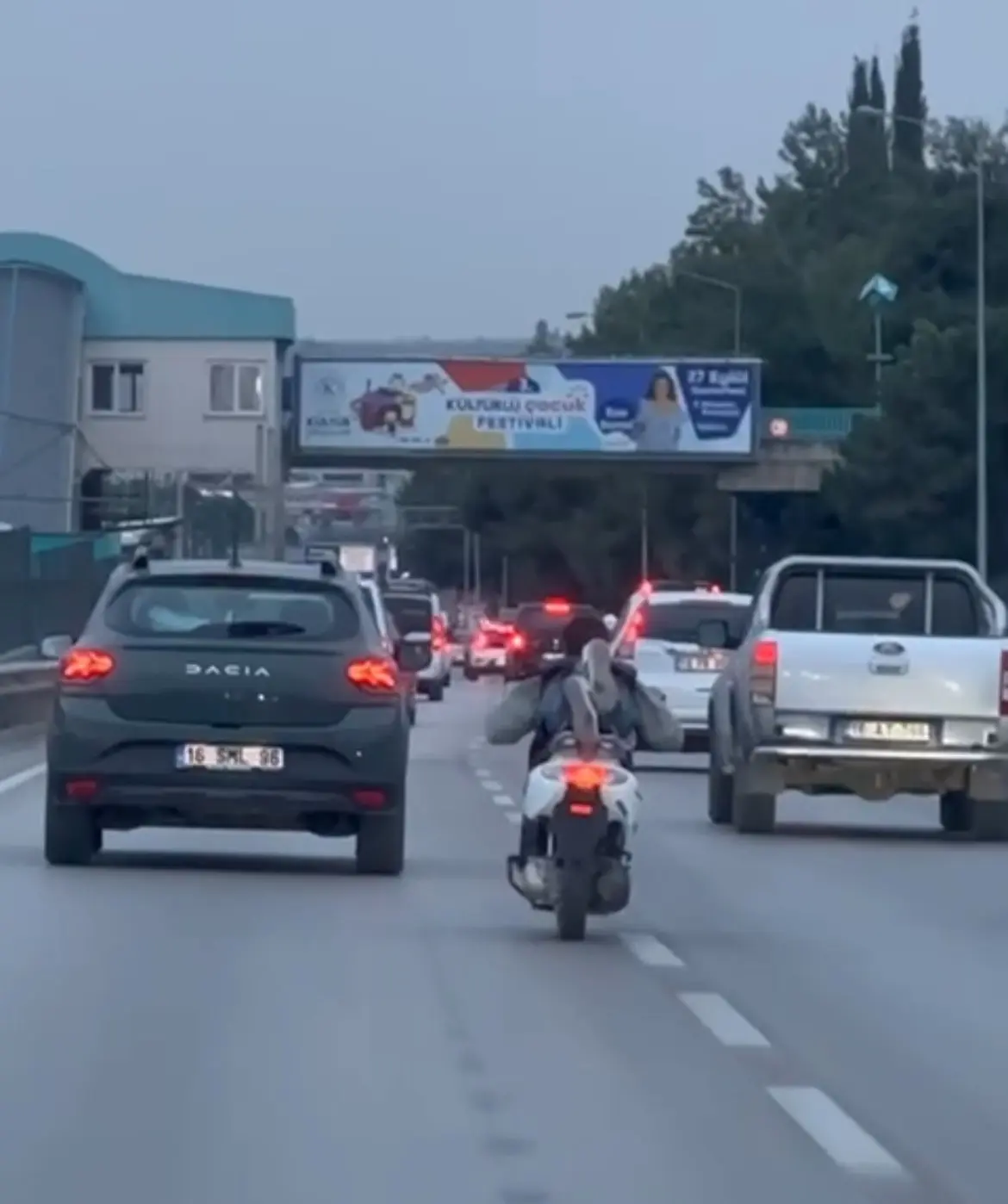 Bursa’da bir motosiklet sürücüsü, trafikte tehlikeli hareketler yaparak hem kendi