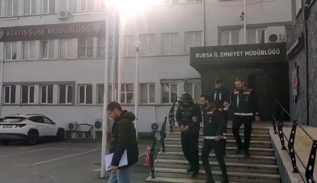 Bursa’nın Osmangazi ilçesinde, kendilerini polis ve savcı olarak tanıtarak yaşlı