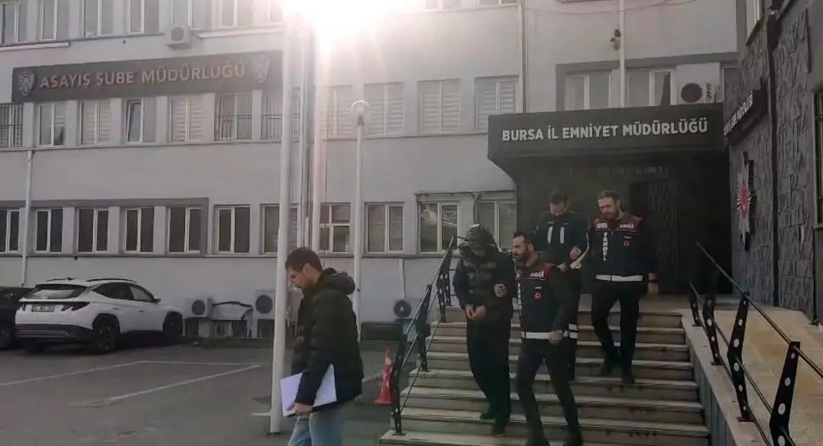 Bursa’nın Osmangazi ilçesinde, kendilerini polis ve savcı olarak tanıtarak yaşlı