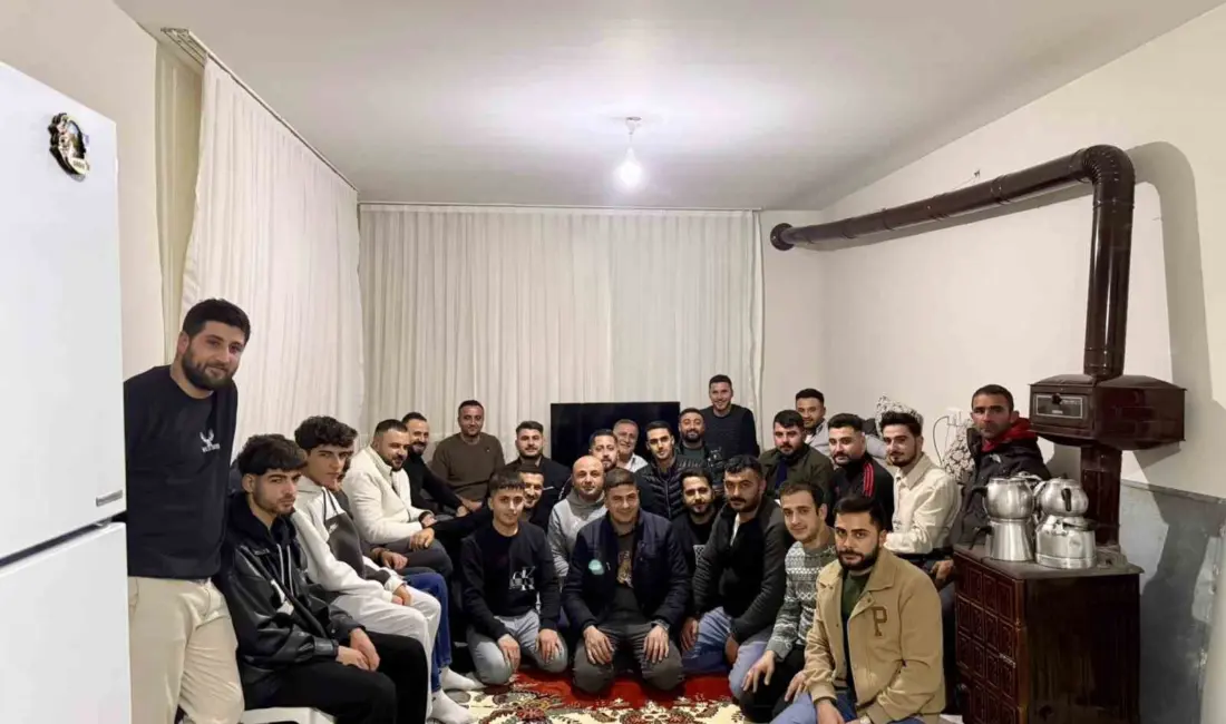 Akçadağ Belediye Başkanı Hasan Ulutaş ev sohbetleri kapsamında gençlerle bir