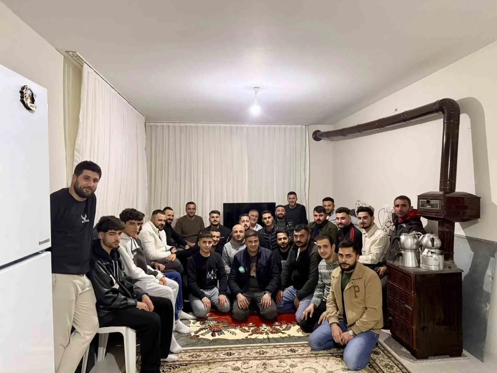 Akçadağ Belediye Başkanı Hasan Ulutaş ev sohbetleri kapsamında gençlerle bir