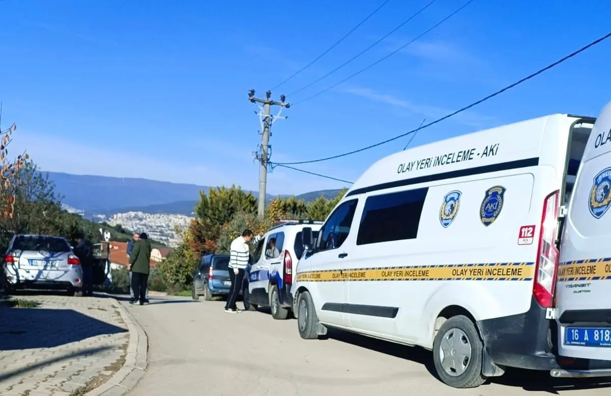 Bursa’da araç içerisinde fenalaşan 63 yaşındaki adam, sağlık ekiplerinin tüm