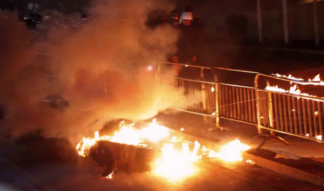 Arnavutluk’un başkenti Tiran’da hükümeti yolsuzlukla suçlayan protestocular, Başbakanlık binasına molotof