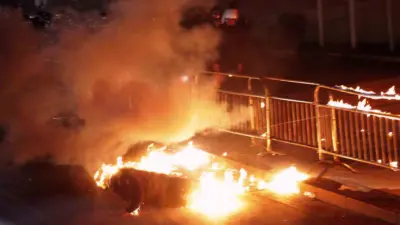 Arnavutluk’un başkenti Tiran’da hükümeti yolsuzlukla suçlayan protestocular, Başbakanlık binasına molotof