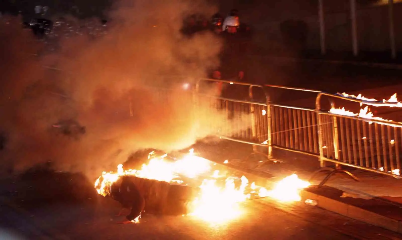 Arnavutluk’un başkenti Tiran’da hükümeti yolsuzlukla suçlayan protestocular, Başbakanlık binasına molotof