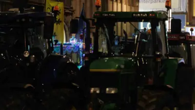 Belçika’nın başkenti Brüksel’de traktörleriyle toplanmaya başlayan Avrupalı çiftçiler, konvoy oluşturup